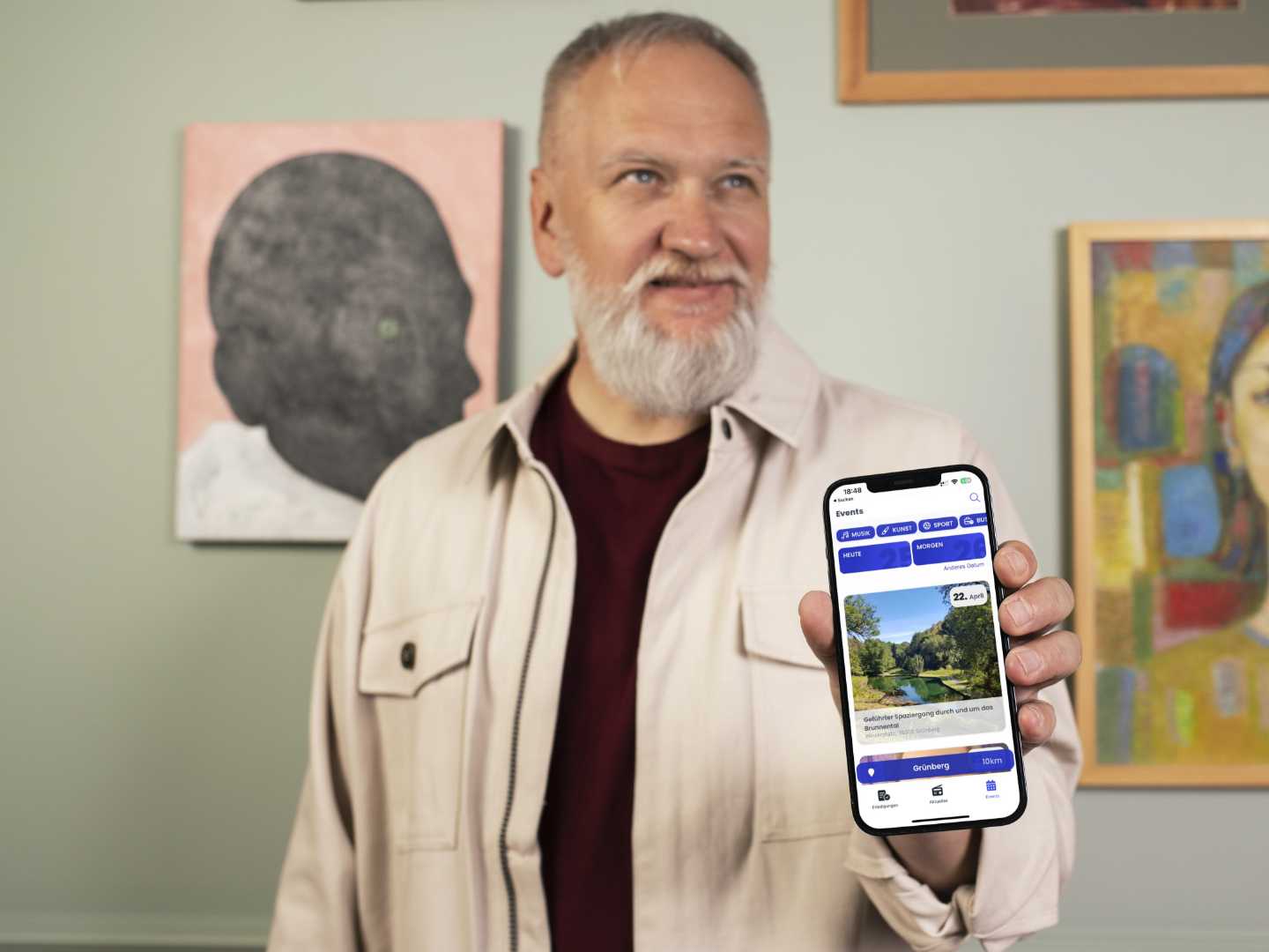 Mittelalter Mann hält mittelhessen-app hoch